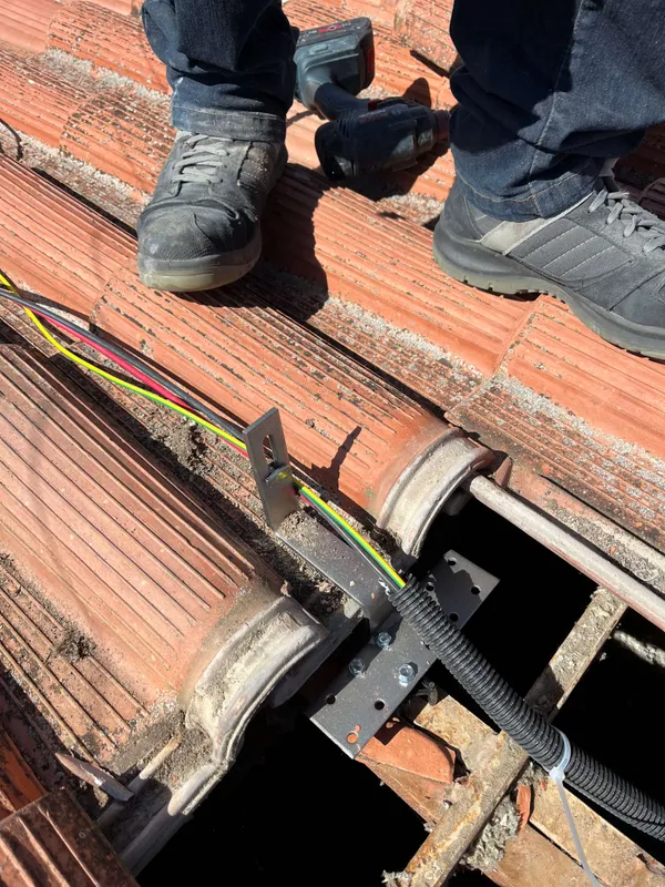 Installation panneaux solaires full black toiture tuiles canal Saint-Aunès SoliaTech