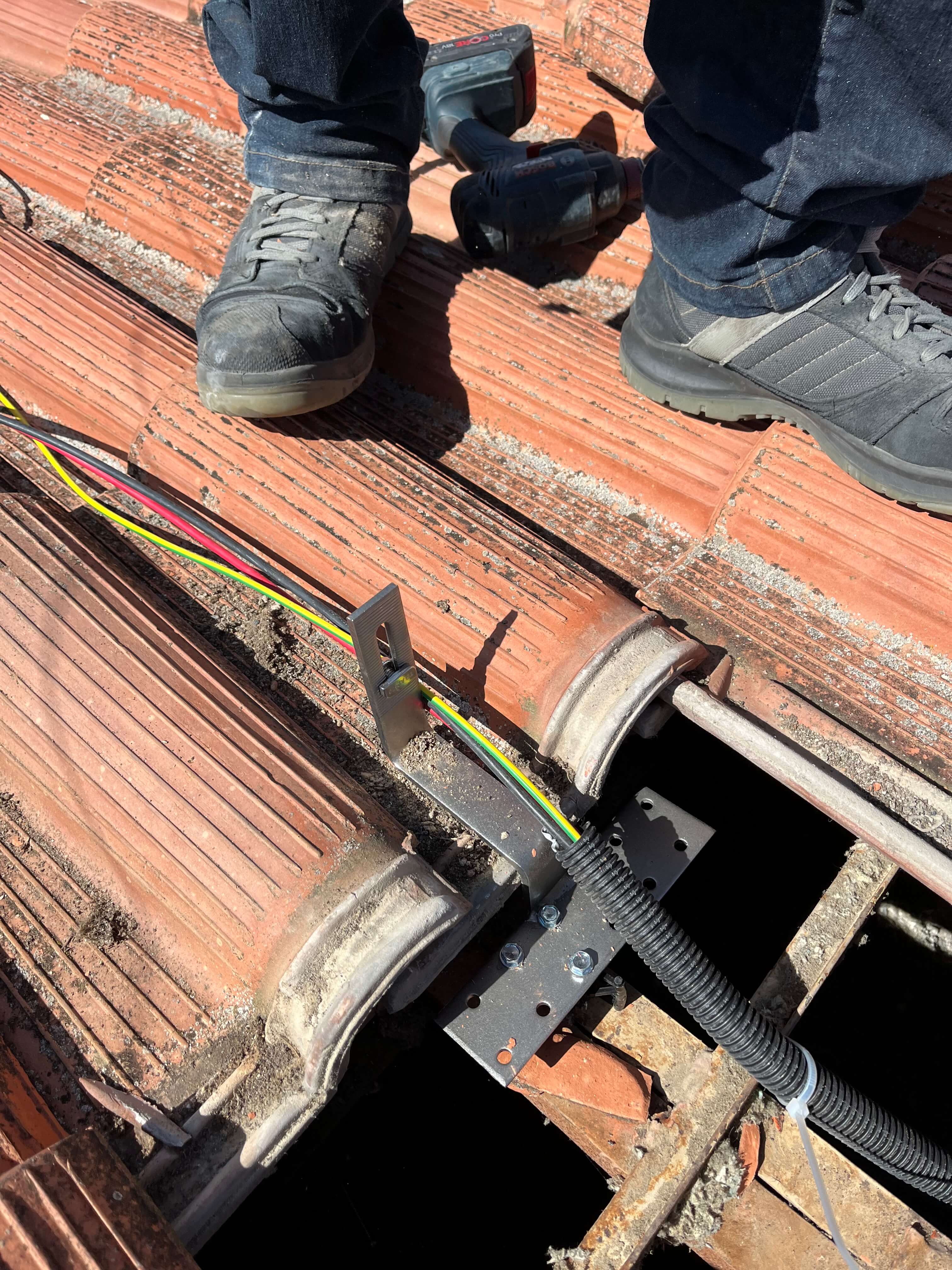 Installation panneaux solaires full black sur toiture tuiles canal à Saint-Aunès (34130) — réalisation SoliaTech
